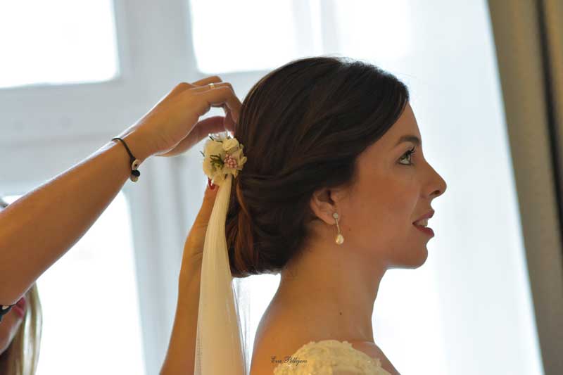 novia con tocado y velo Lydia, Eva Pellejero, salon de belleza y peluqueria en Zaragoza. Expertas en novias