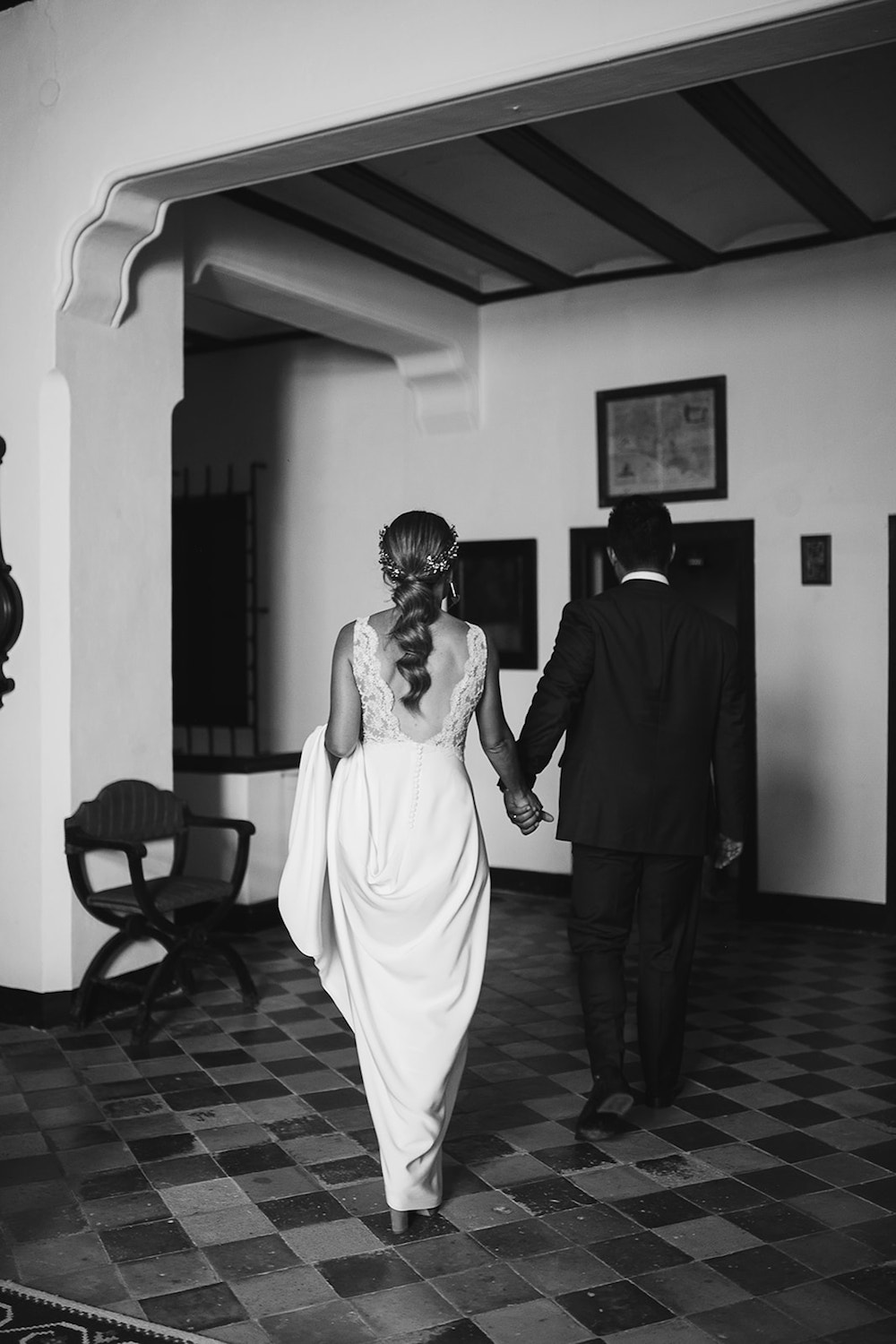 cambio de peinado durante la boda coleta y corona