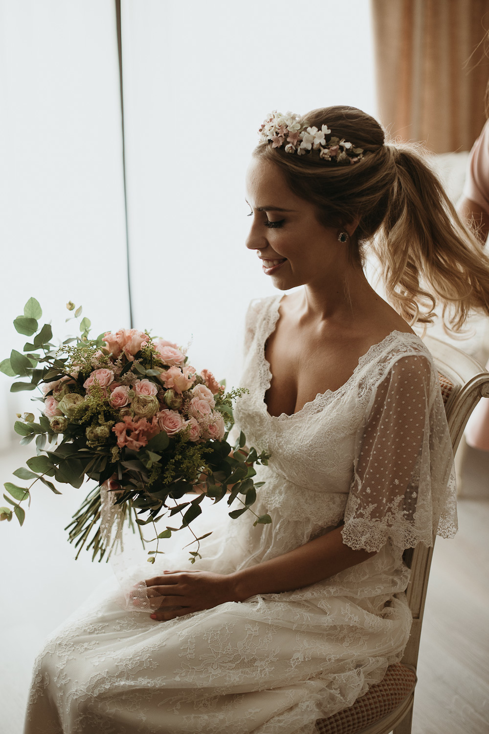 peinado de novia romantico coleta velo rosa eva pellejero