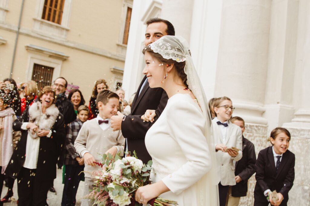 novia con mantilla como llevar la mantilla eva pellejero 24