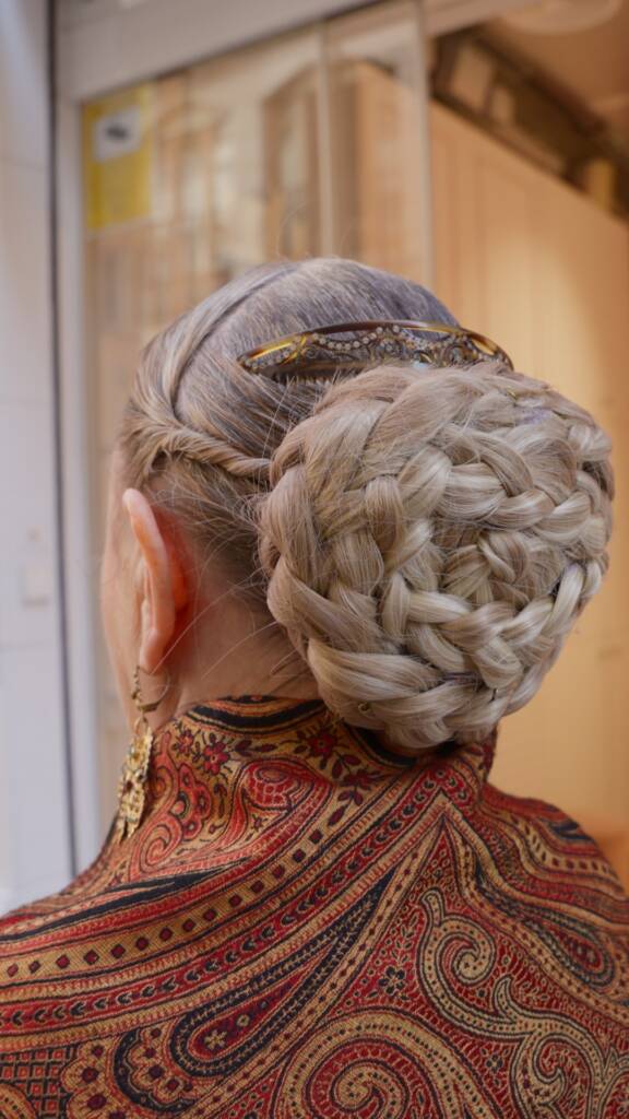 moño de rosca con trenzas postizas
